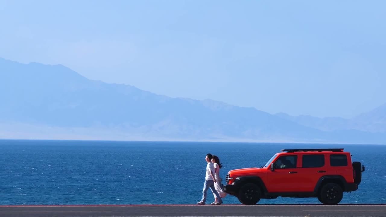 赛里木湖人车行走